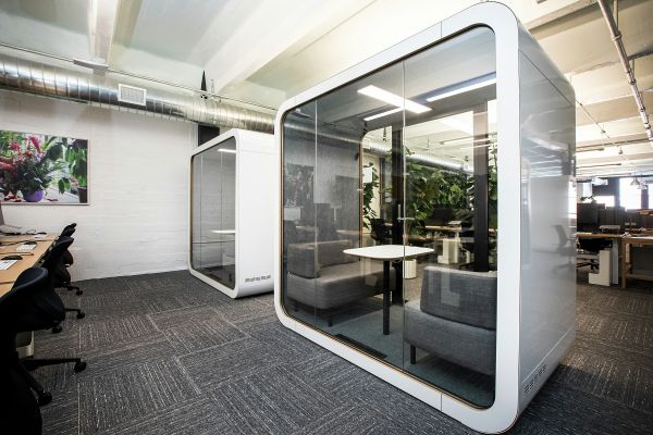 Découvrez les avantages d'une cabine insonorisée pour votre bureau