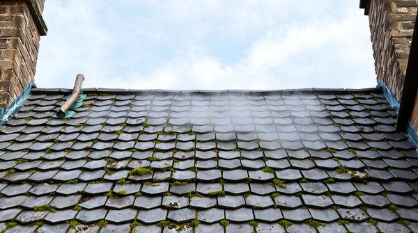 Pourquoi faire appel à un couvreur à saintes pour vos travaux de toiture